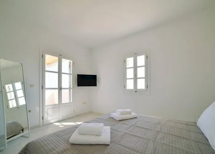 Coral With 4 Bedrooms In Paros